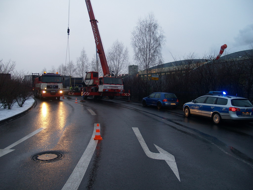 LKW Anhaenger umgekippt Koeln Niehl Geestemuenderstr Industriestr P64.JPG